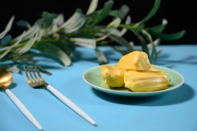 桌面上的玻璃盘子里的美味可口的菠萝蜜
