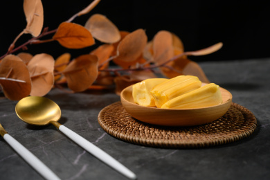 桌面上的玻璃盘子里的美味可口的菠萝蜜