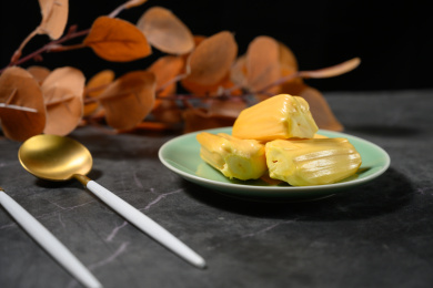 桌面上的玻璃盘子里的美味可口的菠萝蜜