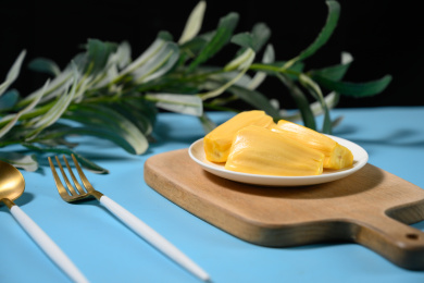 桌面上的玻璃盘子里的美味可口的菠萝蜜