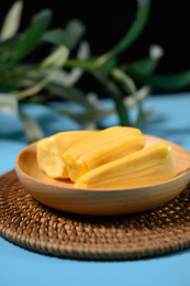 桌面上的玻璃盘子里的美味可口的菠萝蜜