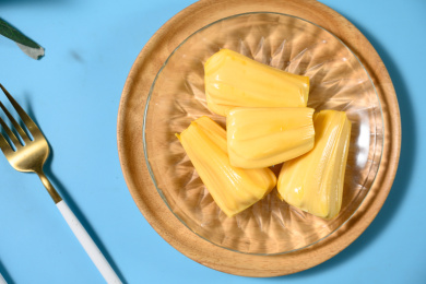 桌面上的玻璃盘子里的美味可口的菠萝蜜