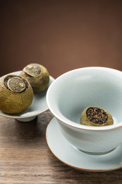 普洱小青柑茶摆放在桌面上特写