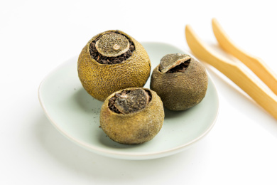 普洱小青柑茶摆放在桌面上特写