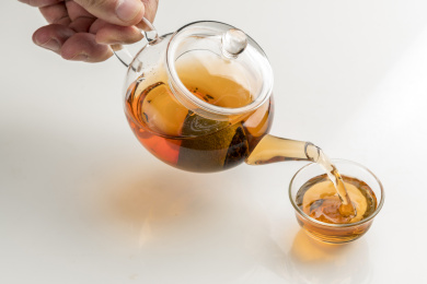 普洱小青柑茶摆放在桌面上特写