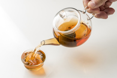 普洱小青柑茶摆放在桌面上特写