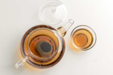 普洱小青柑茶摆放在桌面上特写