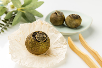 普洱小青柑茶摆放在桌面上特写