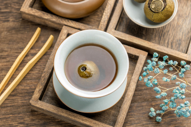 普洱小青柑茶摆放在桌面上特写