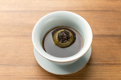 普洱小青柑茶摆放在桌面上特写