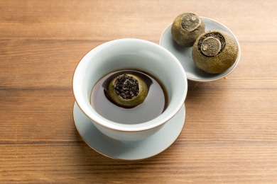 普洱小青柑茶摆放在桌面上特写