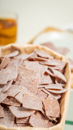 纸袋中的原味梅片