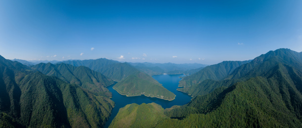 丛山峻岭中水库航拍全景