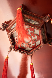 寺庙里高悬的佛教灯具