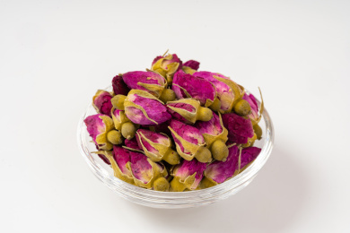 白色背景上的玫瑰花茶