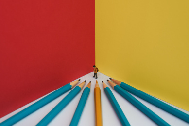 被铅笔围困在墙脚的上学儿童微缩创意图