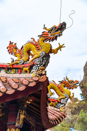 福建省泉州仙公山寺庙屋顶上的雕塑
