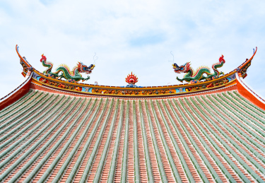 福建省泉州仙公山寺庙屋顶上的雕塑