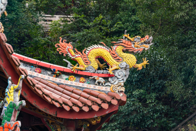 福建省泉州仙公山寺庙屋顶上的雕塑