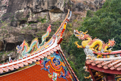 福建省泉州仙公山寺庙屋顶上的雕塑