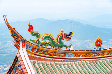 福建省泉州仙公山寺庙屋顶上的雕塑