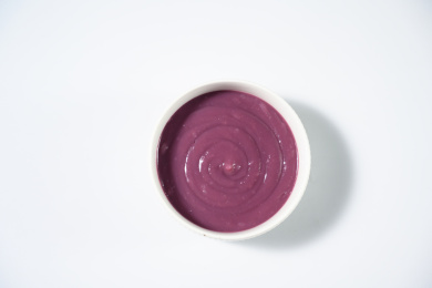 桌面上的碗里的美味可口的紫薯泥