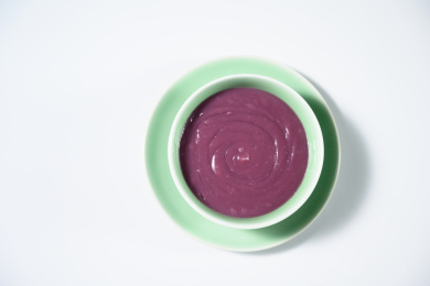 桌面上的碗里的美味可口的紫薯泥