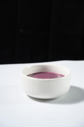 桌面上的碗里的美味可口的紫薯泥