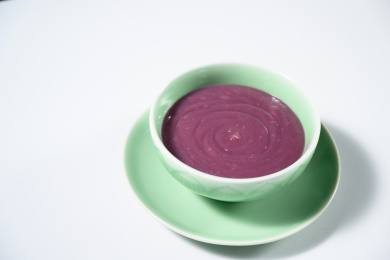 桌面上的碗里的美味可口的紫薯泥