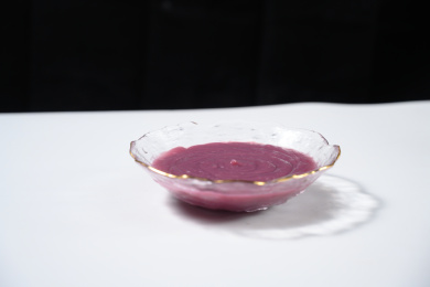 桌面上的碗里的美味可口的紫薯泥