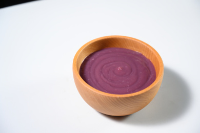 桌面上的碗里的美味可口的紫薯泥