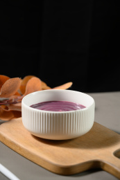 桌面上的碗里的美味可口的紫薯泥