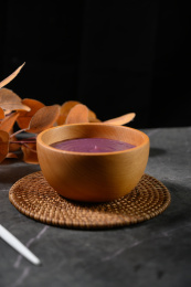 桌面上的碗里的美味可口的紫薯泥