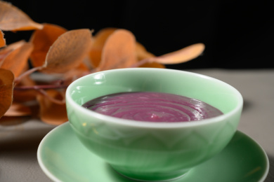 桌面上的碗里的美味可口的紫薯泥