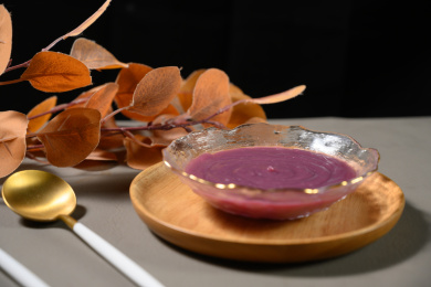 桌面上的碗里的美味可口的紫薯泥