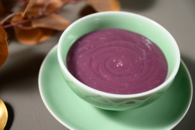 桌面上的碗里的美味可口的紫薯泥