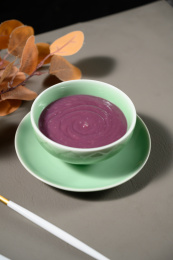 桌面上的碗里的美味可口的紫薯泥