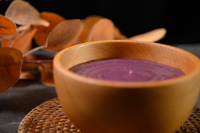 桌面上的碗里的美味可口的紫薯泥