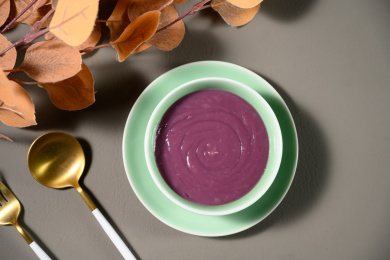 桌面上的碗里的美味可口的紫薯泥