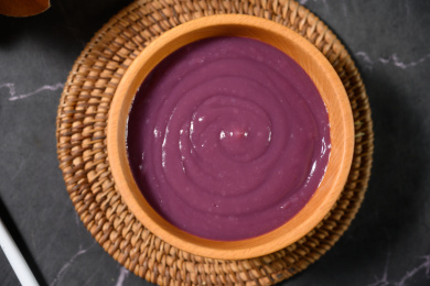 桌面上的碗里的美味可口的紫薯泥