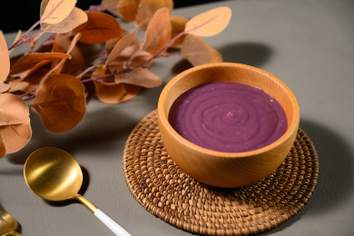 桌面上的碗里的美味可口的紫薯泥