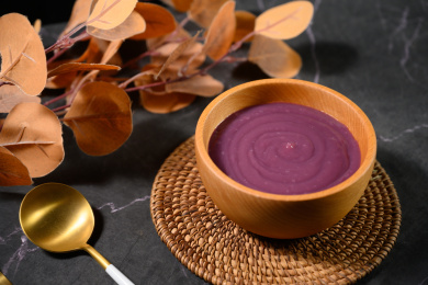 桌面上的碗里的美味可口的紫薯泥