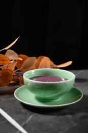 桌面上的碗里的美味可口的紫薯泥