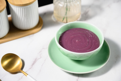 桌面上的碗里的美味可口的紫薯泥