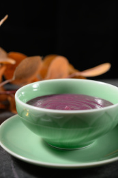 桌面上的碗里的美味可口的紫薯泥