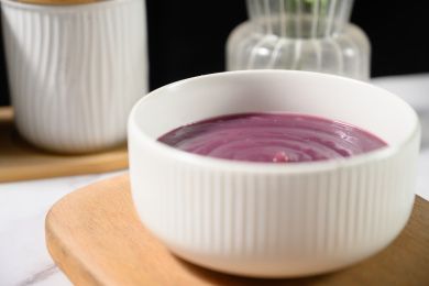 桌面上的碗里的美味可口的紫薯泥