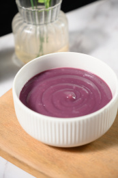 桌面上的碗里的美味可口的紫薯泥