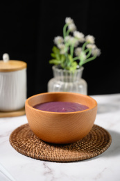 桌面上的碗里的美味可口的紫薯泥