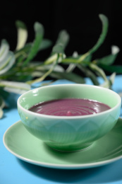 桌面上的碗里的美味可口的紫薯泥