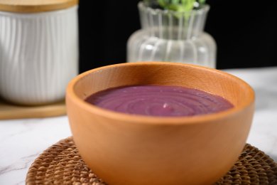 桌面上的碗里的美味可口的紫薯泥